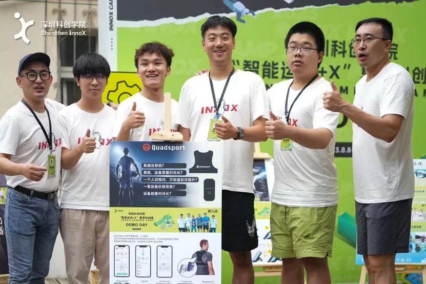 一群穿制服的男子 AI 生成的内容可能不正确。