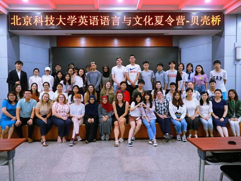 一群人站在台上 AI 生成的内容可能不正确。
