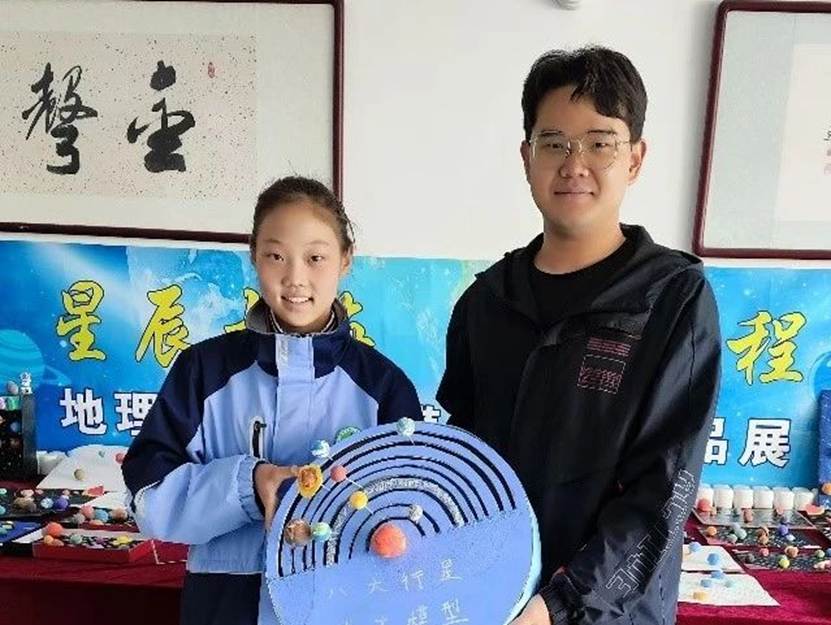 小孩站在一起 AI 生成的内容可能不正确。