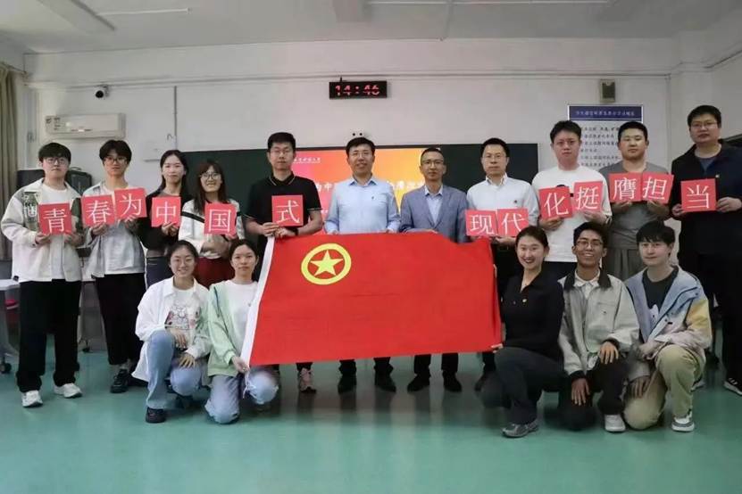 一群人站在台上 AI 生成的内容可能不正确。