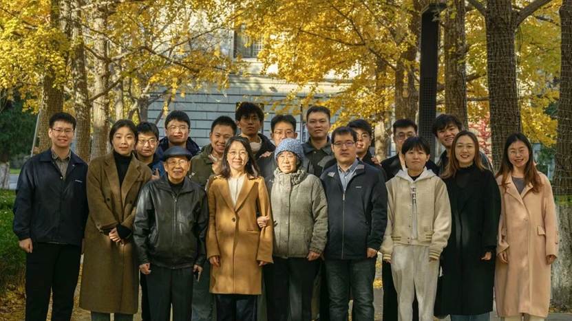 一群人站在一起合影 AI 生成的内容可能不正确。