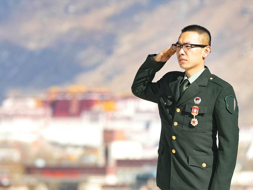 穿着制服的男人 AI 生成的内容可能不正确。