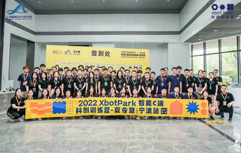 人们在看台上的人群 AI 生成的内容可能不正确。