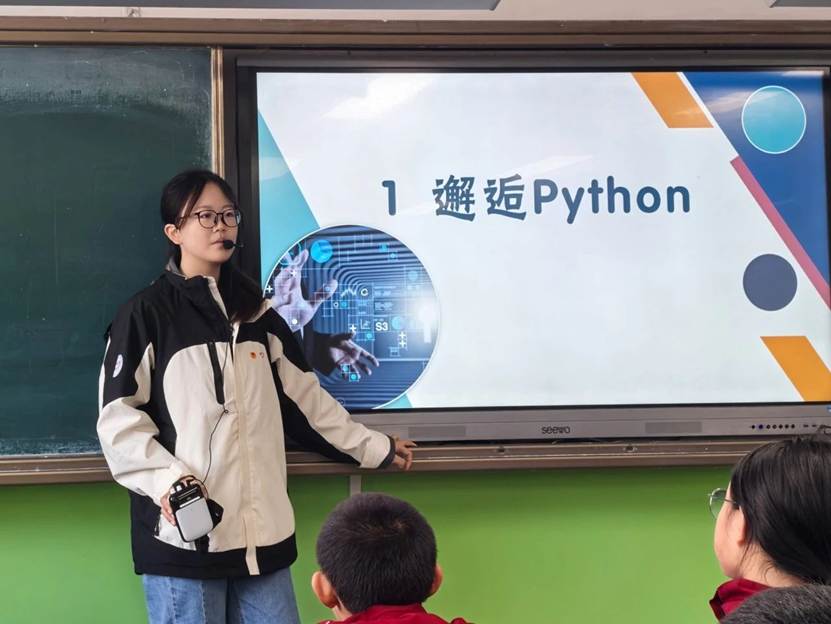 一群人站在台上演讲 AI 生成的内容可能不正确。